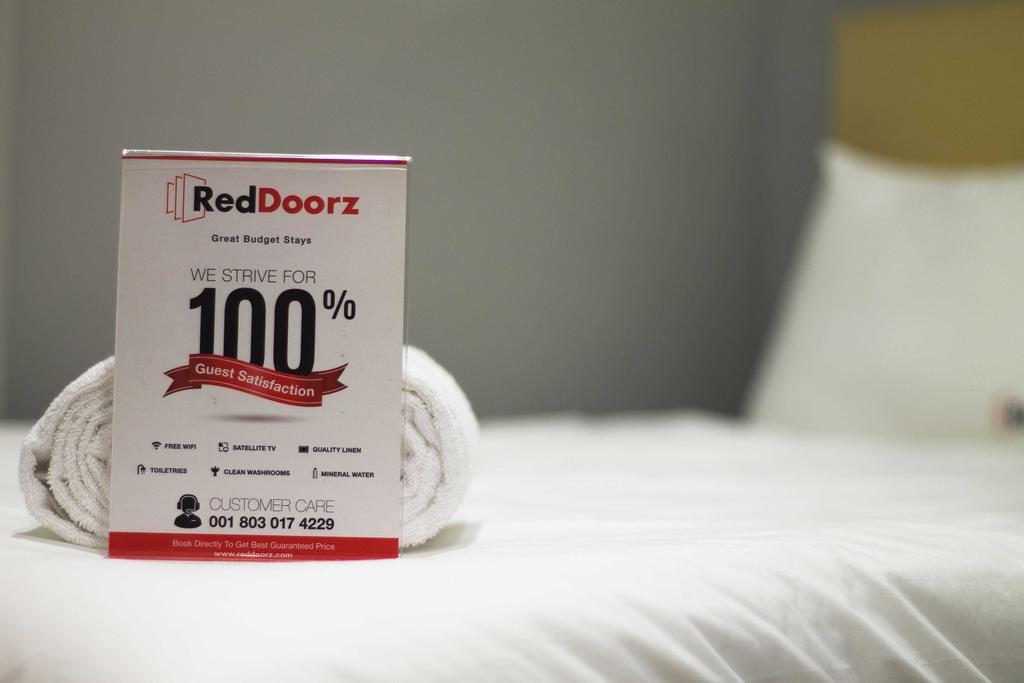 Hotel Reddoorz @ Mataram Kuta 3 Esterno foto