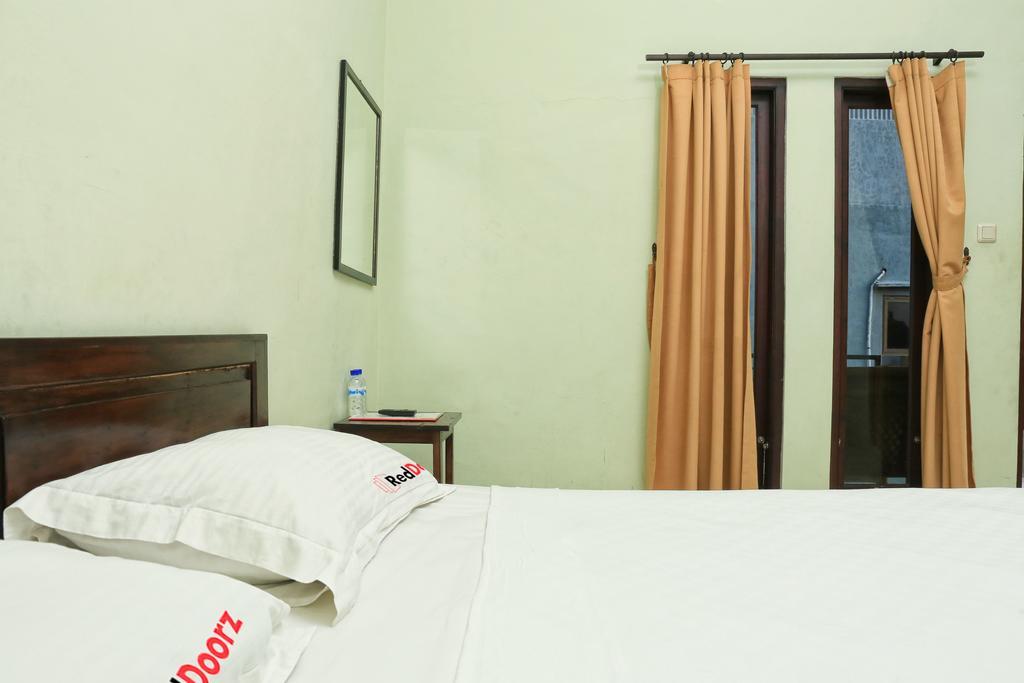 Hotel Reddoorz @ Mataram Kuta 3 Esterno foto