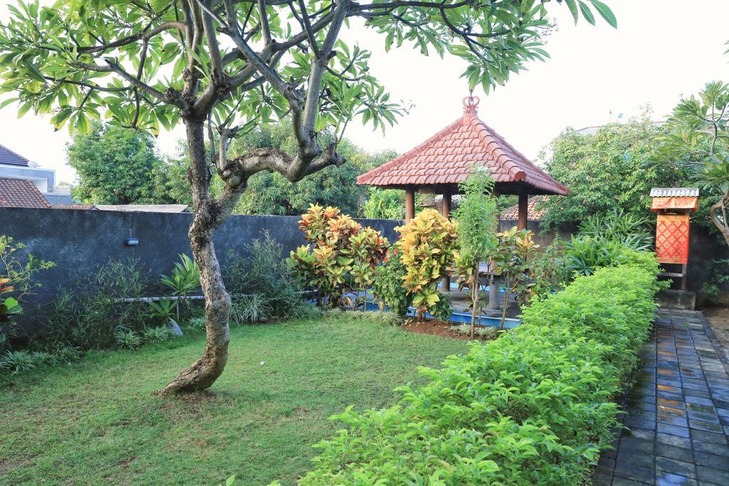Hotel Reddoorz @ Mataram Kuta 3 Esterno foto