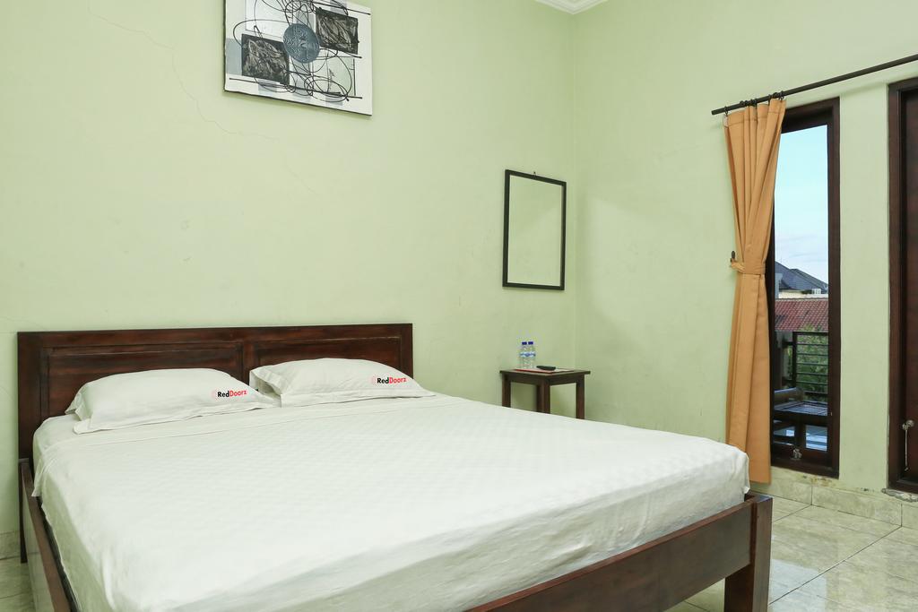 Hotel Reddoorz @ Mataram Kuta 3 Esterno foto