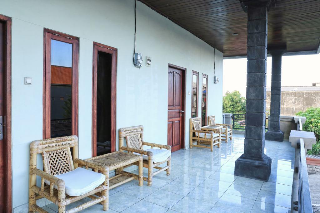 Hotel Reddoorz @ Mataram Kuta 3 Esterno foto