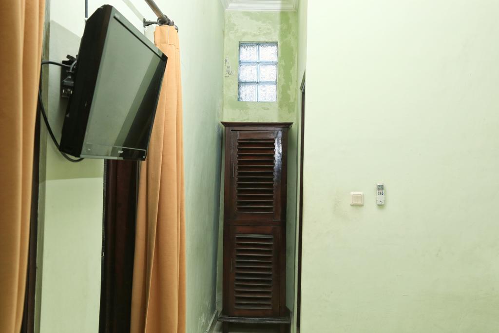 Hotel Reddoorz @ Mataram Kuta 3 Esterno foto