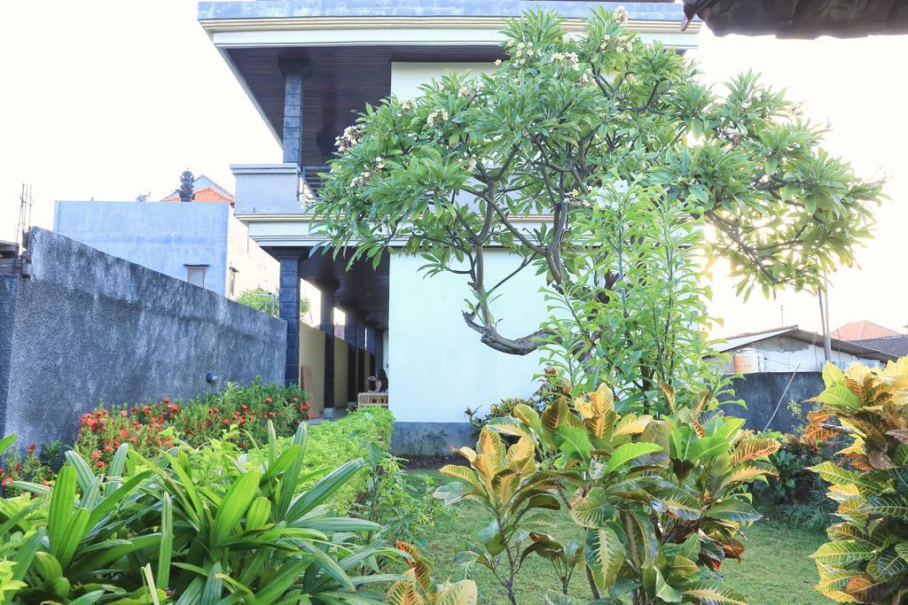 Hotel Reddoorz @ Mataram Kuta 3 Esterno foto